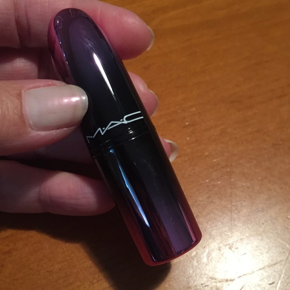 MAC Love Me Lipstick Bated Breath - Picture 8 of 16